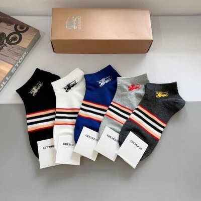 配包装 P50 一盒5双 Burberry 巴宝莉超火爆小单品，经典字母Logo船袜，个性时尚百搭款，！你值得拥有哦精梳棉面料，超柔软材质，舒适透气