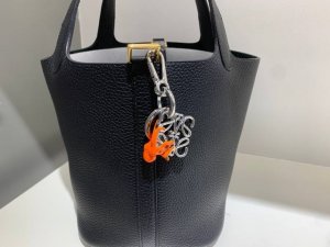 Loewe 再度携手京都陶艺工作室Suna Fujita，共同推出一大波可爱值超标的单品 两位创始人Shohei Fujita与Chisato Yamoto的创