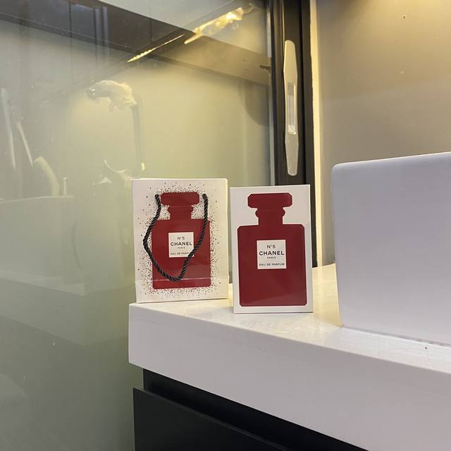 110原单品质 香奈儿圣诞节限量版香水100Ml，浓香全球限量2500瓶！与众不同，才能脱颖而出。红瓶送佳人，抱得美人归梦露说：我只穿五号睡觉。而现在五号出圣诞