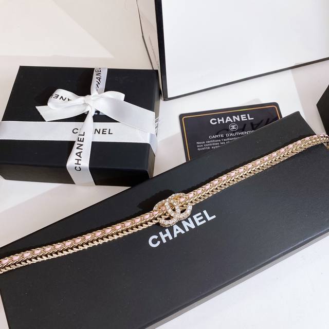 P180 香奈儿 Chanel爆款羊皮颈链 浓浓的复古气息～见到这系列的美物真的是万劫不复。以镂空羊皮相呼应，十分精致好看，造型简单大气，岁月在她身上留下的痕迹