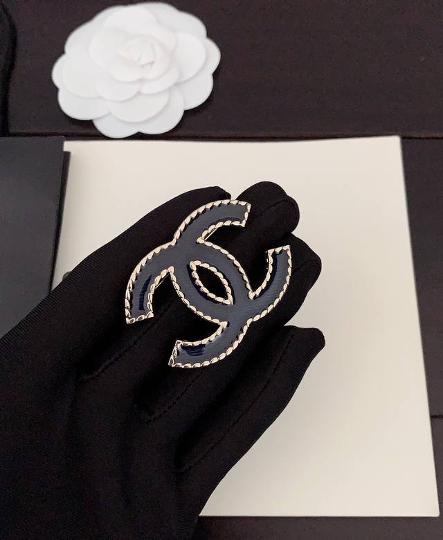 P150 Ch*Nel 最新款牛仔蓝黑大Cc胸针 一致Zp黄铜材质