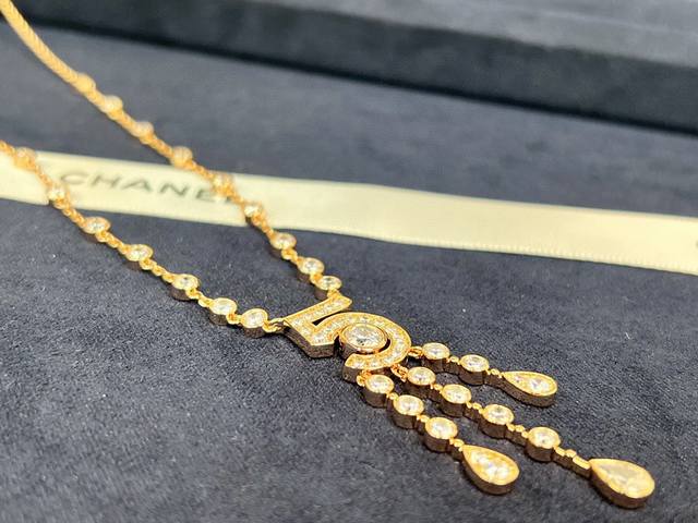 P340 香奈儿Chanel纪念款 仿若香水滴落的水滴 Chanel 5号香水100周年纪念款 一次浪漫 一个理由一条项链的所有5对于香奈儿的意义是最不可或缺的