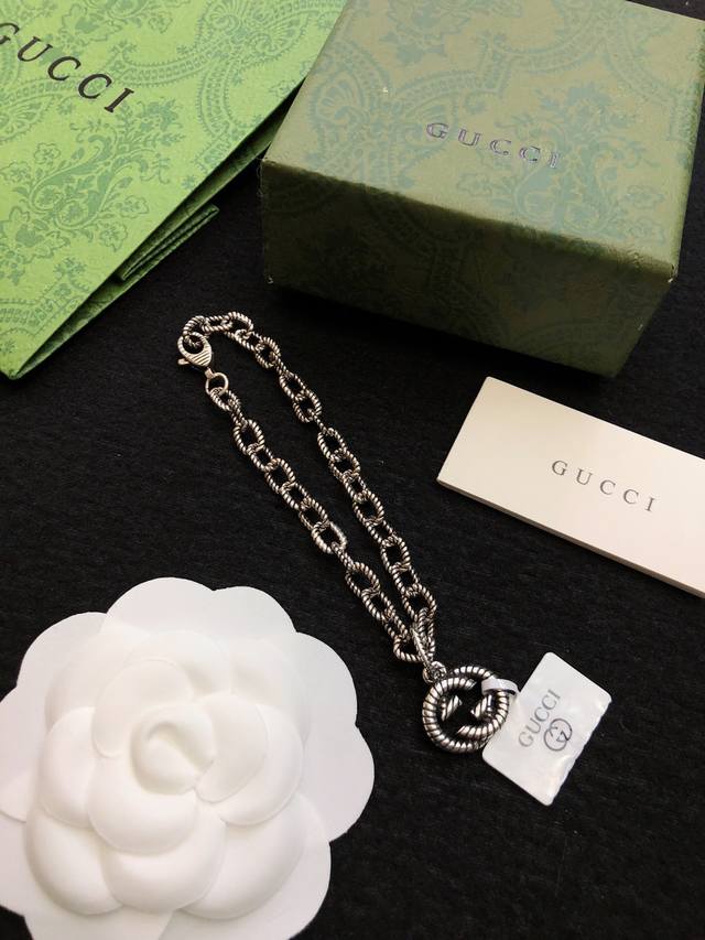 P130。 最新出炉 Gucci古驰手链最新款的经典款 精致无论款式 质感 都是绝对的顶尖Feel 只要看一眼就懂了 原版Logo 超 Nice 搭配衣服最佳的
