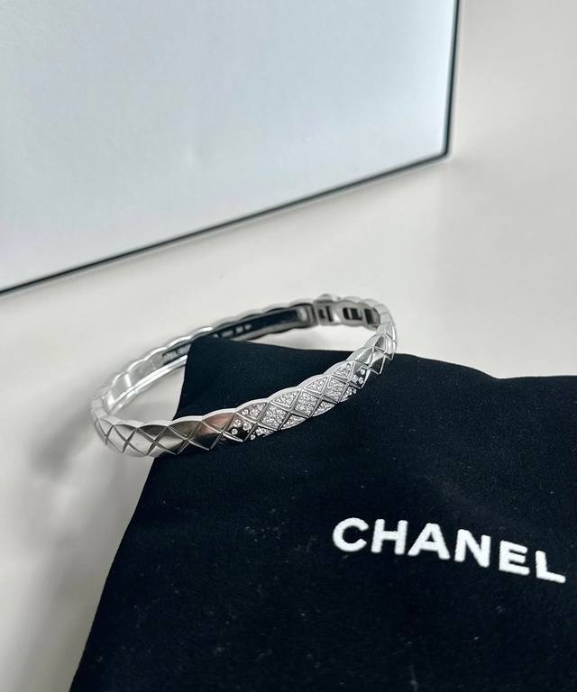 P440新品推荐 小香Chanel 菱格宽版满钻手镯 手镶版 Coco 手镯 金属质感总是跟时尚挂钩，大气别致的设计，精巧的工艺，又区别于廉价金属感饰品，妥妥的