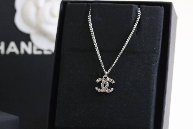 P260新品推荐 Chanel 小香 银色满钻珍珠双C锁骨项链 超级百搭，彰显香家复古经典，让你每天都有美美好心情，精致迷人小可爱，日常百搭高级。复古又时髦，通