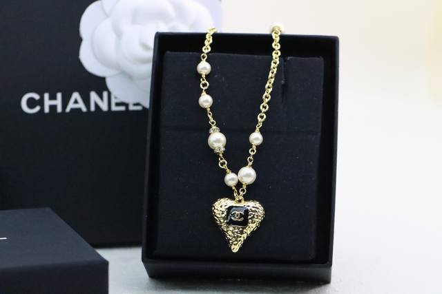 P300新款推荐 新品 Chanel 小香 黑色熔岩爱心双C锁骨项链 香奶奶23新款金属桃心项链，特别适合简单穿搭加上它，真的太加分了，质感特别好，细节很到位！