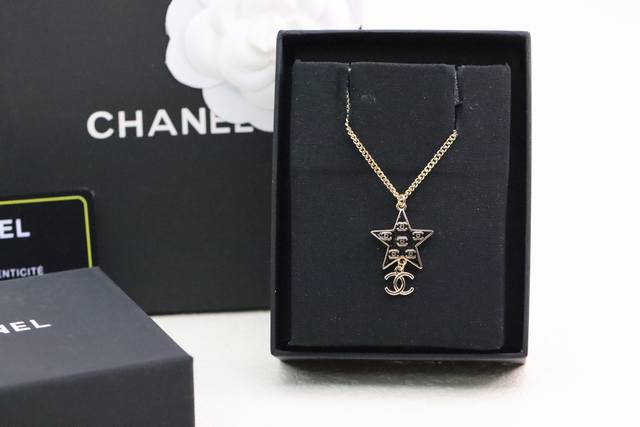P230新款推荐 新品 Chanel 小香 黑色五角星双C锁骨项链 24C五角星最新款双C长项链设计日常优雅简约大气。非常推荐一款．好搭配好驾驭非常耐看彰显香家