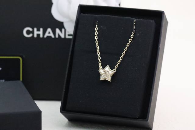 P230新款推荐 新品 Chanel 小香 五角星珍珠双C锁骨项链 气质又经典的项链，日常经典又百搭款，自然露出锁骨，简约高级。简单不失优雅，彰显香家复古经典，