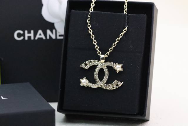 P280新款推荐 新品 Chanel 小香 星星珍珠双项链 酷酷女孩，温柔百搭款，上身减龄又少女，搭配小裙子真的太美了。简单不失优雅，彰显香家复古经典，复古又时