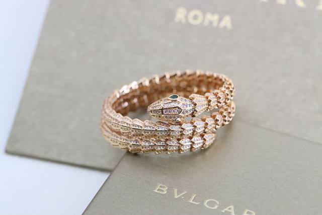 P560 新品推荐 宝格丽Bvlgari 玫瑰金魅惑绿钻灵蛇手镯 Serpentine系列手镯以魅惑蛇眼摄人心魄，闪耀着令人心醉神迷的迷人魅力。此款珠宝典雅迷人