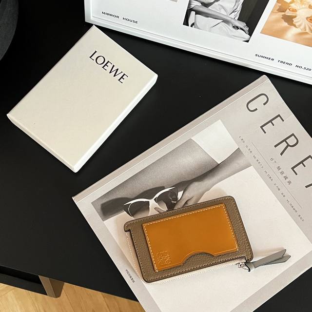 120 新品Loewe卡包 6色现货 罗意威Loewe卡包证件包 超级方便的一款小卡包 四个卡槽+一个拉链夹层 放卡片 零钱等～小巧便携，外观好看 尺寸 12.
