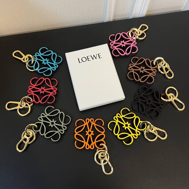 120 新品 8色现货 罗意威 Loewe 皮质钥匙扣 挂件 车钥匙扣 采用双色设计，外配钥匙扣，可挂于包包 Size: 6×6×0.5Cm