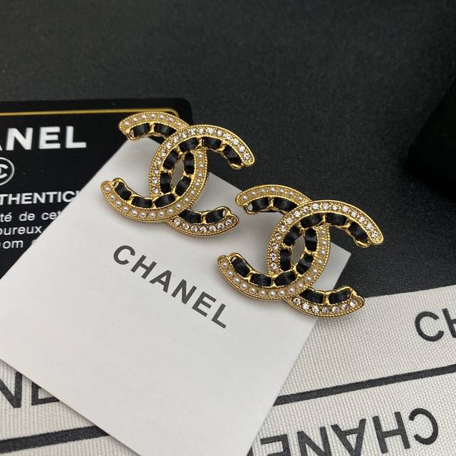 P70 Chanel香奈儿 进口真皮微镶钻结合珍珠字母耳钉 市面最高版本原版Logo清晰字印香奈儿耳钉女神必备 超级显脸瘦 有个性时尚 日常必备 淑女气质 高贵