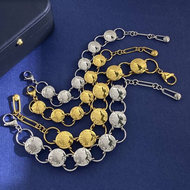 P90路易威登Lv潮流大牌欧美风金属光面英文字母圆形纽扣拼接镂空圆圈手链大号小号两个尺寸 钛钢材料 2个颜色：金色 银色
