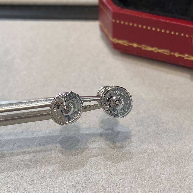 P90卡地亚单钻耳钉，经典独钻飞碟耳环，20分钻，日常又不失气质款，可以万能搭配任何珠宝，单独佩戴也很显气质，飞碟部分大家看图，我有放大看侧面，整体五层全部Cn