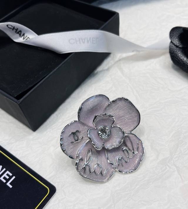 P80Chanel小香 当季新款首饰浅紫色山茶花带钻胸针精致秀气层层叠加形成花形 真的美 也是最有魅力哦原版Logo字印 超好搭、日常气质、简单大方 设计理念双