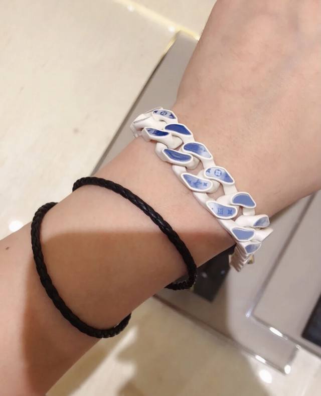 Lv云朵手链：￥ P90。Lv云朵项链：￥ P160
