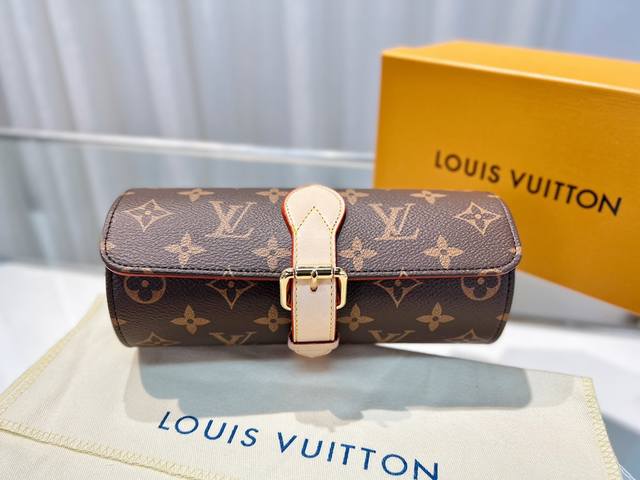 220 Lv 手表盒 编码M47530 配送图片全套专柜包装 新款 Louis Vuitton 经典款3只装腕表盒 这款手表盒以标志性的Monogram帆布制成