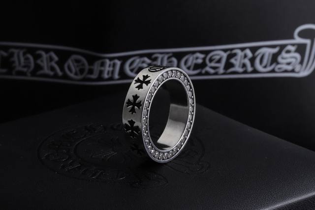 80 专柜品质 Chrome Hearts克罗心 经典复古十字架永恒镶钻戒指 凹凸造型不同的花纹设计风格呈现出与众不同 十字架童军花是克罗心的标志 所以更经久不