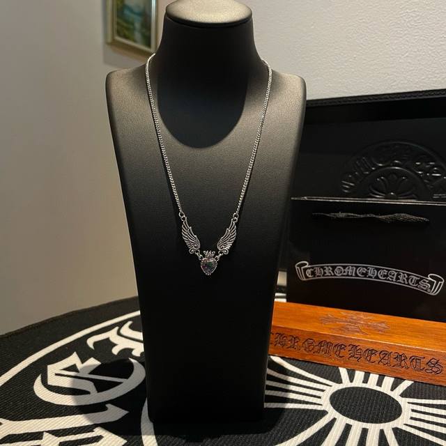 120 新款 专柜品质 Chrome Hearts克罗心 经典复古项链 天使吊坠 凹凸造型不同的花纹设计风格 呈现出与众不同 十字架 童军花是克罗心的志 所以更