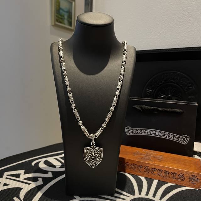 180 新款 专柜品质 Chrome Hearts克罗心 经典复古多元素项链 盾牌童军花吊坠 凹凸造型不同的花纹设计风格 呈现出与众不同 十字架 童军花是克罗心