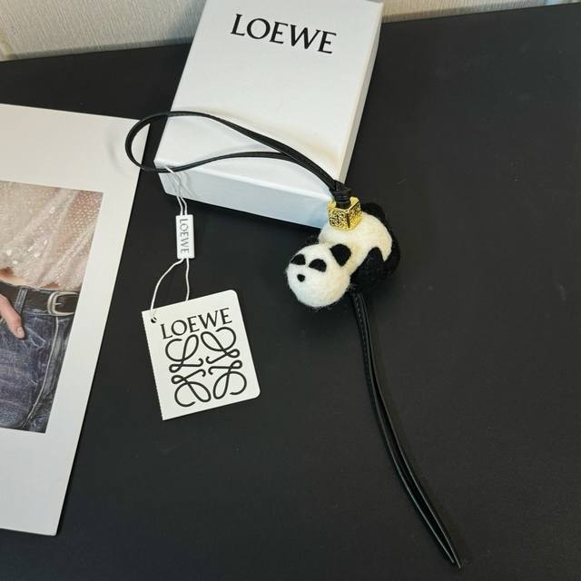 P200-新品 罗意威Loewe 毛毡和牛皮革熊猫挂饰 挂件 颜色: 黑色 白色 毛毡制成的熊猫挂饰，连接有牛皮革环带和 Anagram 骰子 采用进口小牛皮
