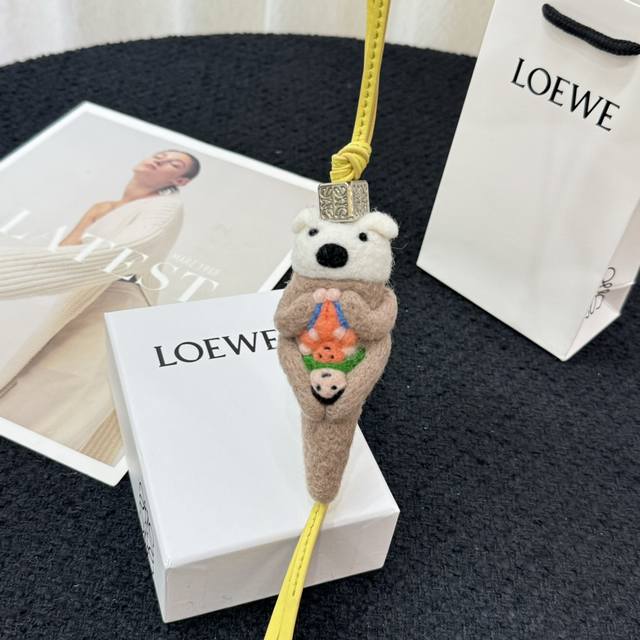 P200-新品 罗意威Loewe 毛毡和牛皮革水獭挂饰 挂件 毛毡造型挂饰，饰有牛皮革环带和Anagram骰子。 采用进口小牛皮 可挂于包包，其萌趣、可爱的造型