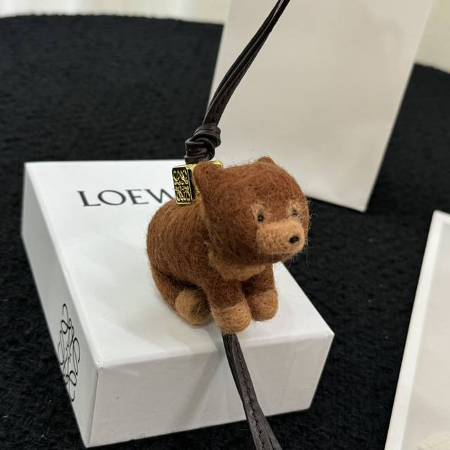 P200-新品 罗意威Loewe 毛毡和牛皮革博美犬挂饰 挂件 毛毡造型挂饰，饰有牛皮革环带和Anagram骰子。 采用进口小牛皮 可挂于包包，其萌趣、可爱的造