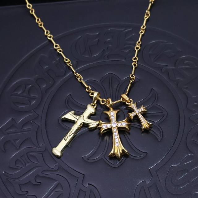 P160［2025经典黄金色爆款］ 克罗心项链，帅爆了克罗心项链 造型不同的花纹设计风格 呈现出与众不同 十字架 童军花是克罗心的标志所以更经久不衰 正品打版C