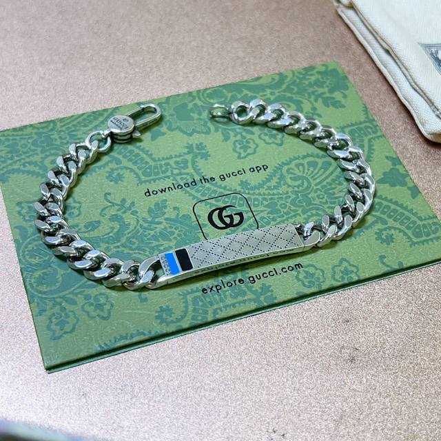 P110。 新出炉 Gucci古驰手链最新款的经典款 精致无论款式 质感 都是绝对的顶尖Feel 只要看一眼就懂了 原版Logo 超 Nice 搭配衣服最佳的选