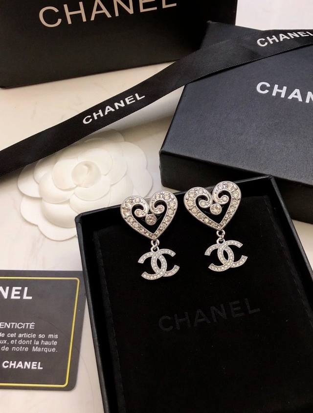 P70 Chanel小香爱心流苏字母耳钉 Z 6200，最新爱心新款系列现Huo现Huo老规矩先到先得第一时间购入Zp开发！这期买了10W的新款一句话认准我们家
