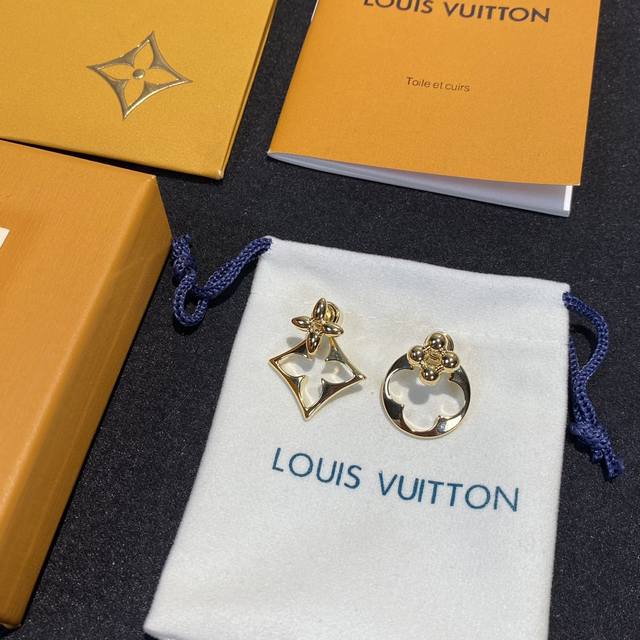 P60火爆 大气 Lv 2025新款耳钉Louis Vuitton横扫时尚界，走秀款 多种戴法街拍 经典元素独特见解，高端精致。分色顶级电镀 打造 值得你拥有值