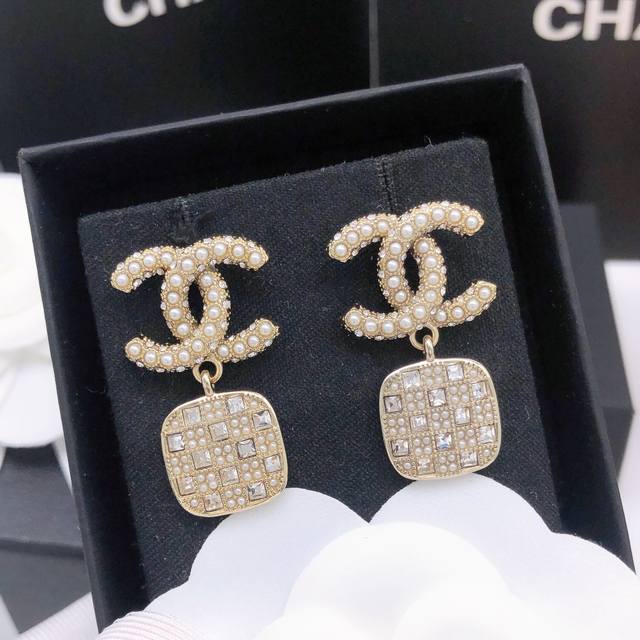 P70编号Xed0219 Chanel 原单新品 小香珍珠镶钻双C耳钉 高端品质，专柜1:1开模，专柜原版同黄铜材质！高级925银针防过敏处理， Cnc工艺，每