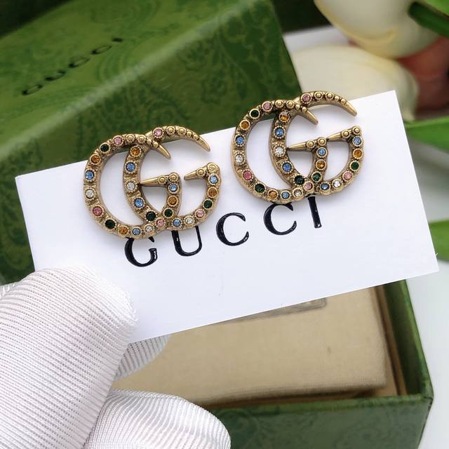 P60编号Ged0015 Gucci 古驰 时尚 彩钻施华洛世奇水晶 耳钉 绝对是古驰的风格，夸张、重装饰、重色彩，但是，超级好看 专柜一致黄铜材质 925纯银