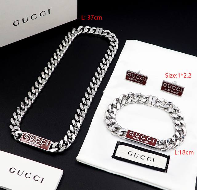项链 P70 手链 P70 耳钉 P50 Gucci Trademark系列套装刻花亮眼呈现于2025早春系列大胆不羁的珐琅饰面以创作总监打造的标志性古驰安可拉