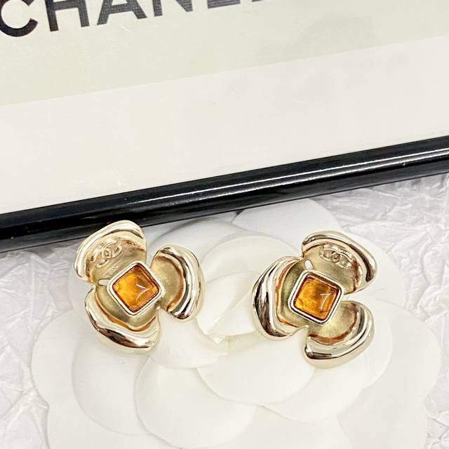P70 编码E2635 香奈儿耳钉热销爆上新 Chan 24 复古山茶花宝石耳钉 琥珀色琉璃点缀，整体造型呈现出的优雅气质扑面而来。 每个角度看都极具韵味～山茶