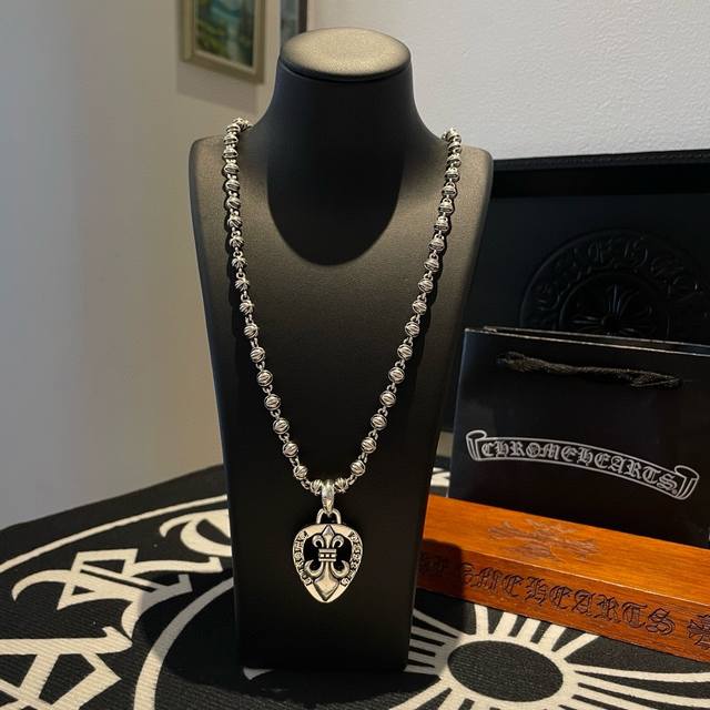 P170 抖音 快手 Ins 小红书 直播热门 ，新款 专柜品质 Chrome Hearts克罗心复古十字花球项链 ，心型童军花吊坠，凹凸造型不同的花纹设计风格