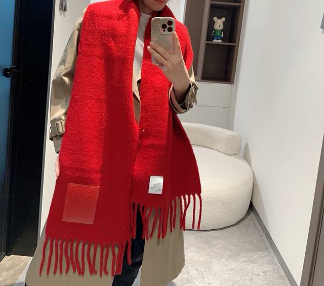 270 小红书同款 Loewe罗意威新品彩色马海毛围巾斯德哥尔摩的温暖色彩，第一眼便爱上，超高颜值，梦幻配色Loewe的围巾总是让人惊喜，融入北欧暖色系拼接，超