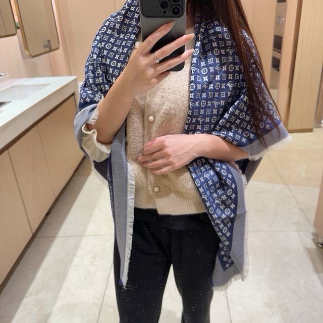 200 质感好牛，Lv新鲜出炉的超赞小披肩~！ 披肩尺寸是少有的120Cm*120Cm，小字母老花的设计，真的超级心水，尺寸设计都刚刚好的感觉，高级的特别有氛围
