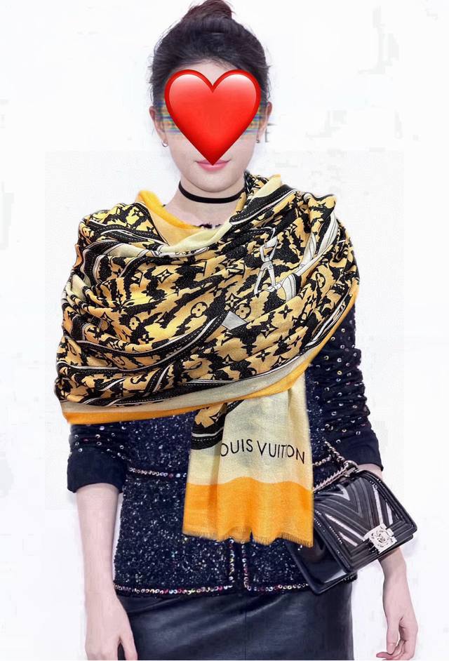 P250 10 L家 会发光银丝女人们必备款闪闪发光顶级设计太美了，真心赞 羊绒绒长巾 实物真心美 披肩配以印花无论设计喷绘都是非常到位细节都可见整个围巾给人大