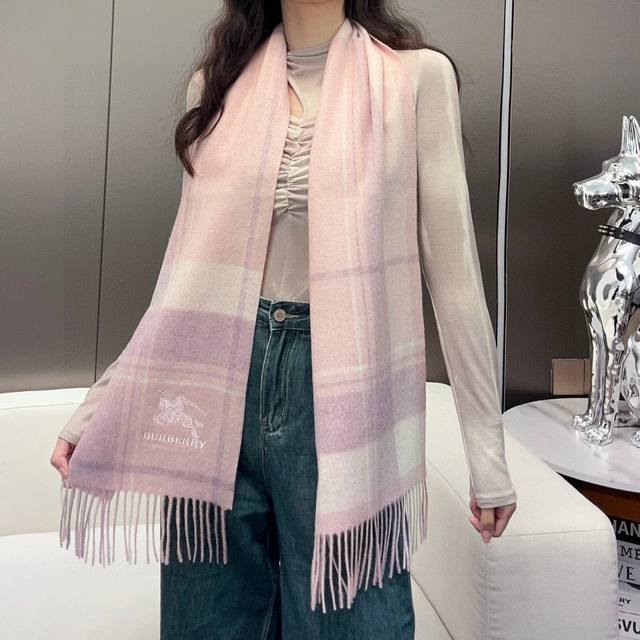 140 Burberry 巴宝莉出口订单尾货说实话，设计非常简单，但那经典刺绣战马的点缀就是让围巾显得非常高级优雅，高端围巾设计向来都很简约但就是超Nice，日