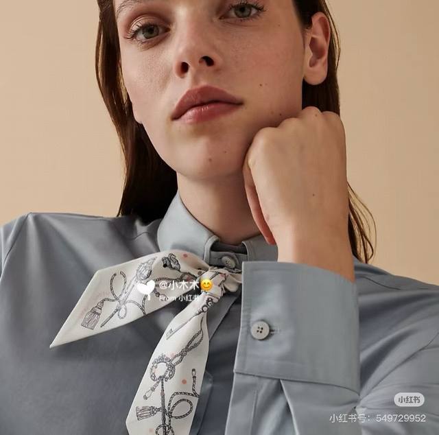 P60爱马仕Hermes “圆点钥匙”Twilly小丝巾 Twilly小丝巾 100%桑蚕丝 重磅18姆米斜纹面料 这款小巧的真丝配饰佩戴方式千变万化，可为您的