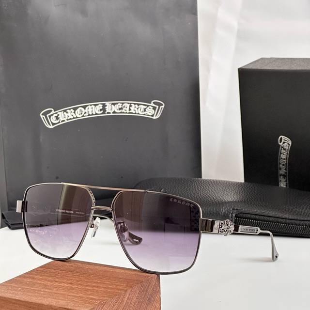 P160新款 眼镜界的爱马仕 Chromehearts 克罗心眼镜 男女款太阳镜 金 镜架 顶级品质墨镜 质感无敌，品控完美！男女通用。Ch8012