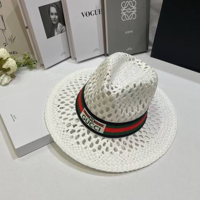 跑量70 G家新款爵士帽 爵士帽可以说得上是出席半正式场合的首选代表了 扑面而来的异域风情是让人爱不释手的一款礼帽