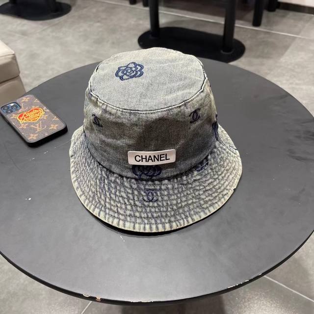 P80 Chanel香奈儿新款牛仔蓝复古款渔夫帽 节假日旅游带它出去美美哒 中古款哟.这种帽子不容易撞款 现货