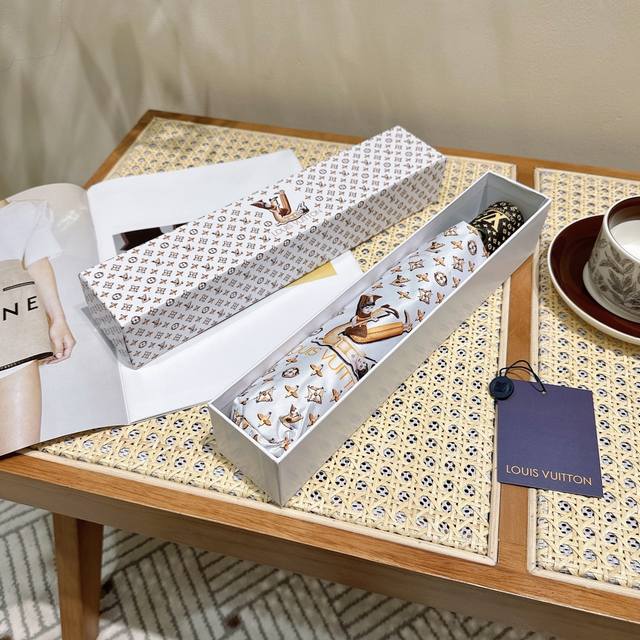 P70 Louvuitton 路易威登 夏季新款 全自动折叠晴雨伞 火爆时尚单品 采用纳米技术加工而成 具有强力拒水的作用 奢华感爆棚的Lv标志伫立在伞面 绝对