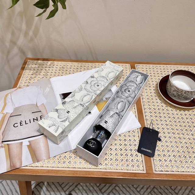 P70 Chanel 香奈儿 雪花新款三折自动折叠晴雨伞 做工精细 气质 时尚 炒鸡好看！防紫外线 人手必备 ！