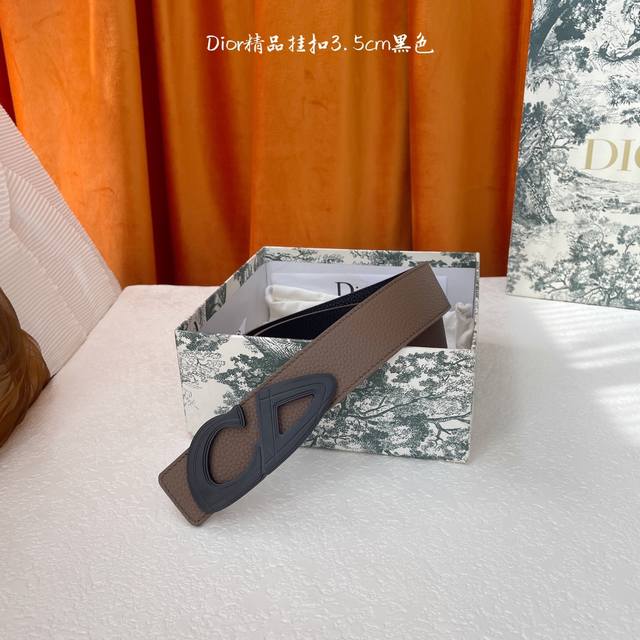 Dior这款金属覆层黄铜腰带扣采用“Cd”标志点缀，经典元素呈现全新风采。设计精巧，提升格调，打造优雅精致的造型。宽35Mm P220