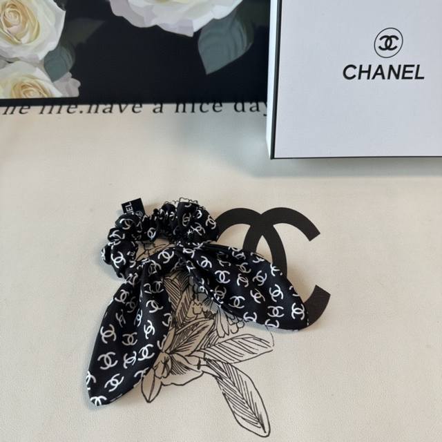 特 P60 配包装 Chanel 香奈儿 经典真丝发圈 带头上或者手上都非常好看 时尚百搭人手必备单品
