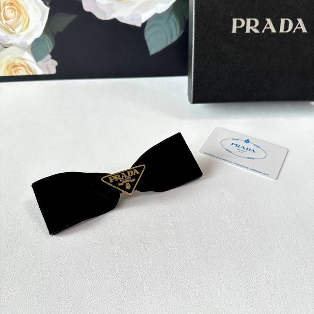 特 P60 配专柜包装 Prada 普拉达 官网同款最新蝴蝶结五金丝绒发夹# 信我！人手必备的单品 这件必须买 洋气神仙颜值 小仙女要收了它，谁戴谁好看～